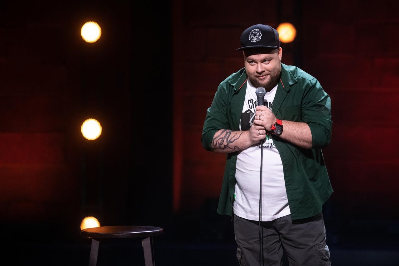 Фото Комик Андрей Атлас через три дня выступит в Новосибирске с концертом «Две спальни» 2